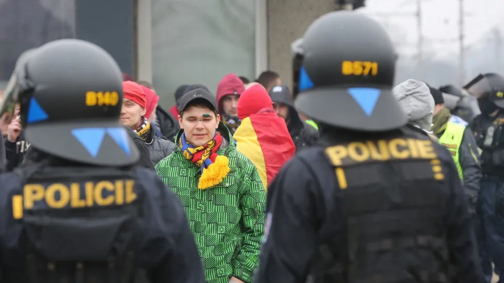 Policie doprovází sparťanské fanoušky