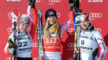 Lindsey Vonnová (uprostřed) po vítězství v super-G