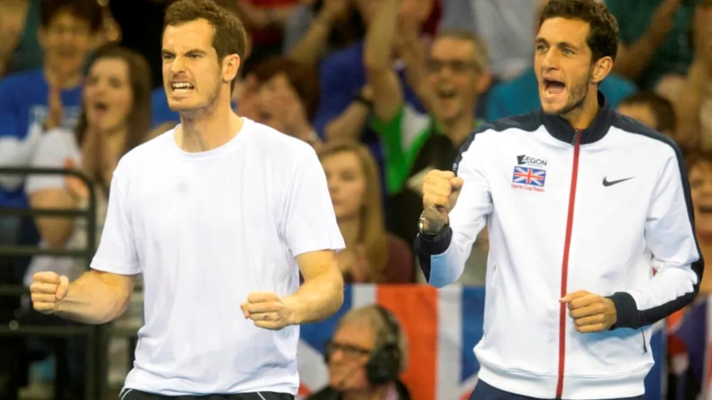 Andy Murray a James Ward se radují při Davis Cupu