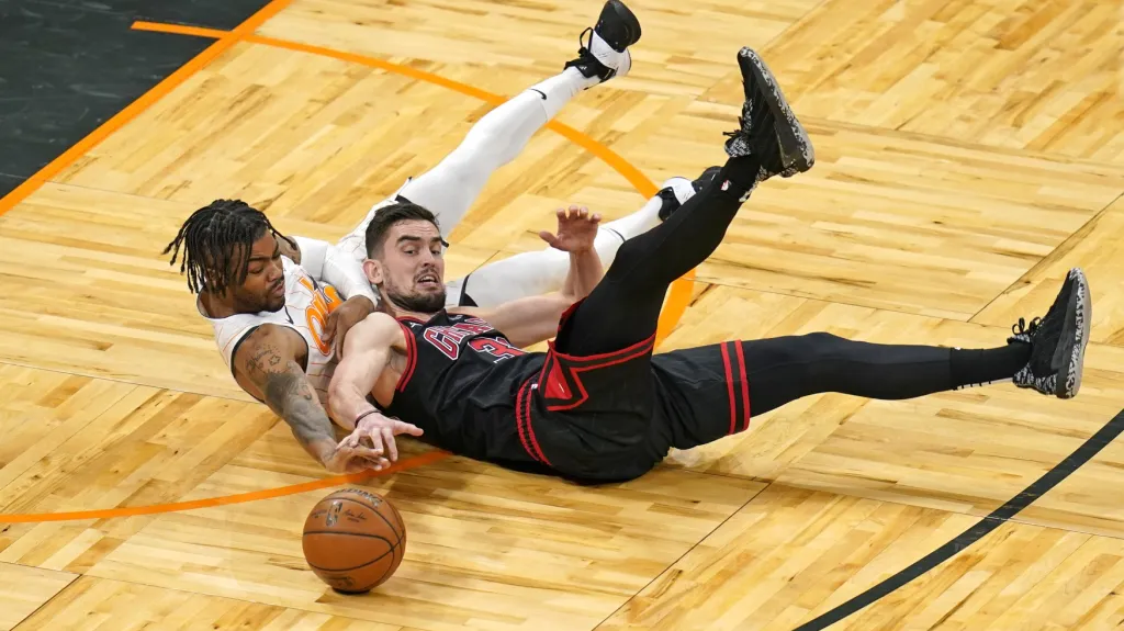 Tomáš Satoranský z Chicaga v utkání NBA s Orlandem