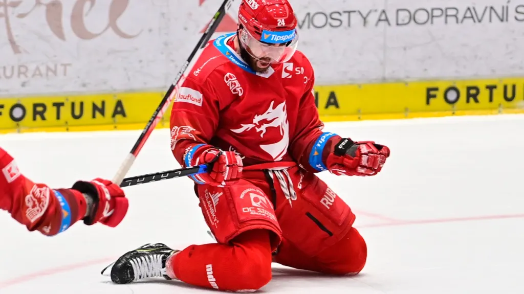 Lukáš Kaňák z Třince oslavuje gól v zápase s Pardubicemi
