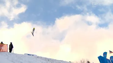 Závěr závodu žen v akrobatických skocích na SP v Lake Placid