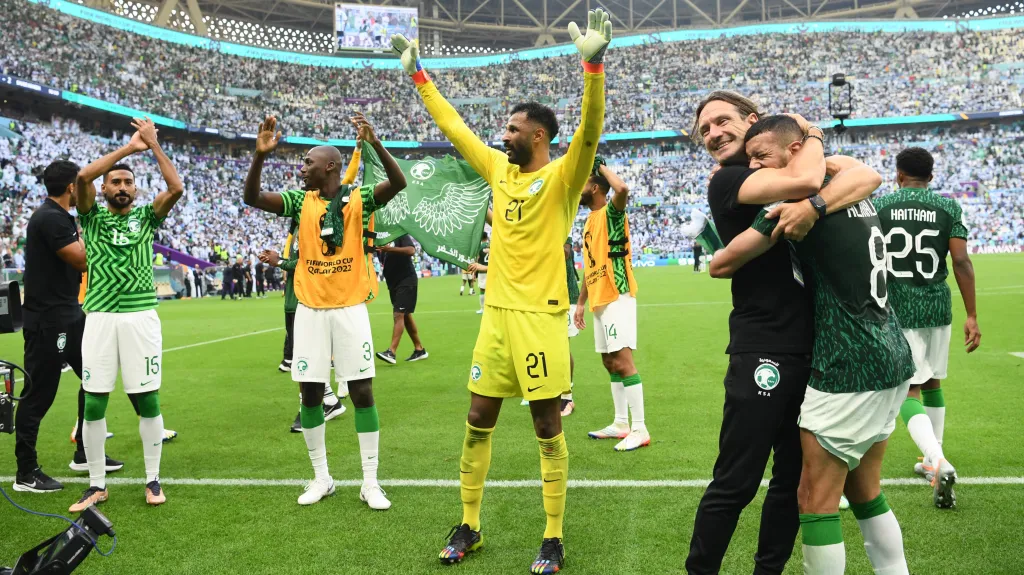 Fotbalisté Saúdské Arábie se radují z výhry