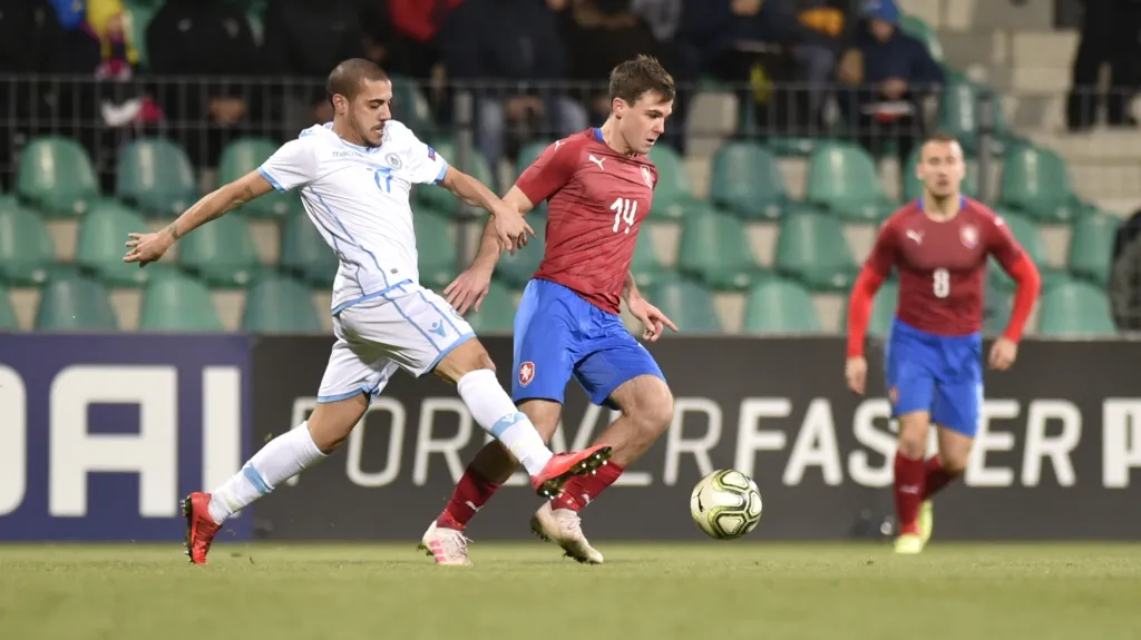 Pavel Bucha (uprostřed) v dresu české reprezentace do 21 let