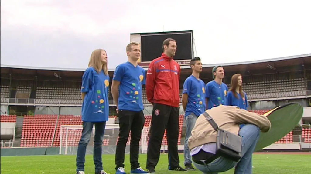 Petr Čech při natáčení s dětmi