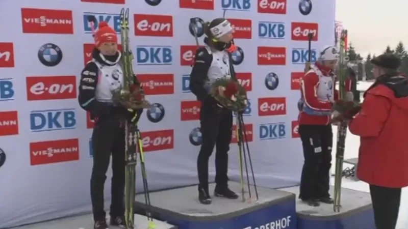 Vyhlášení výsledků biatlonu žen v Oberhofu