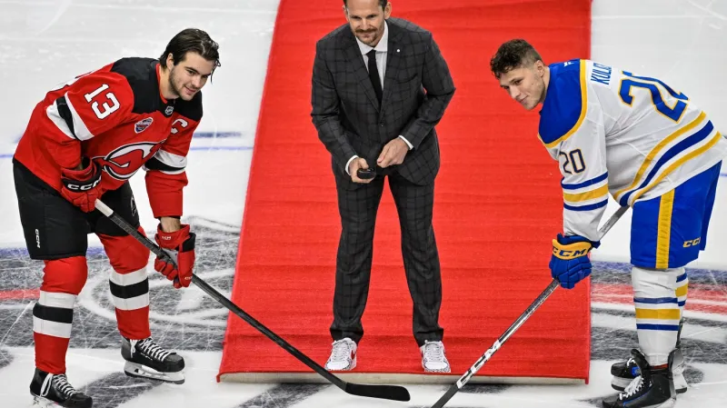 Patrik Eliáš vhazuje buly mezi Nica Hischiera z New Jersey a Jiřího Kulicha z Buffala