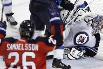 Hokejista Floridy Samuelsson u branky Winnipegu