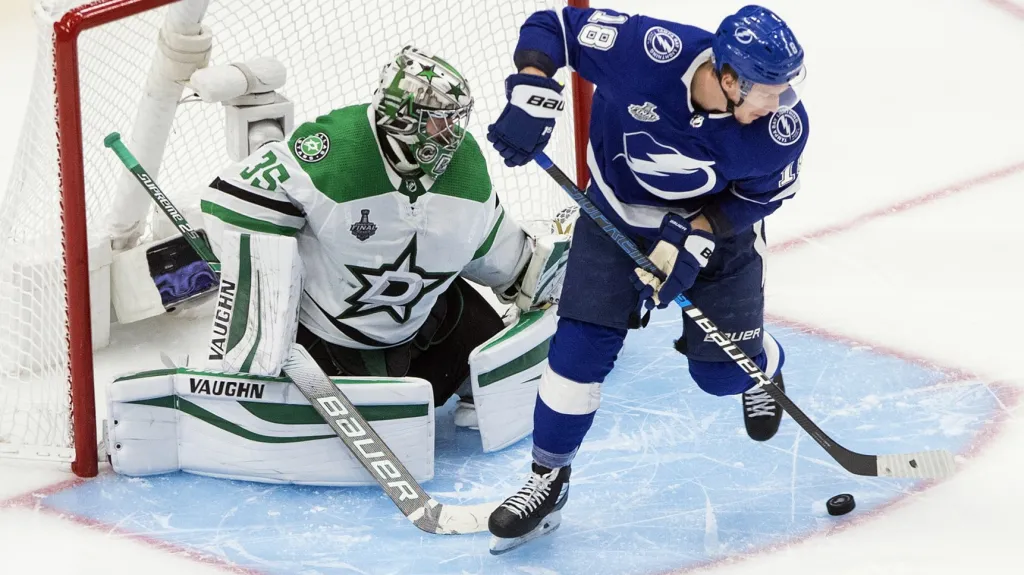 Ondřej Palát se snaží překonat Antona Chudobina ve finále Stanley Cupu