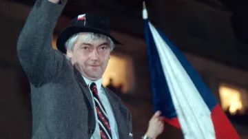 Ivan Hlinka slaví zisk zlaté medaile z olympiády v Naganu 1998