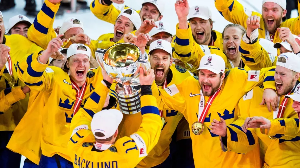 Švédští hokejisté s trofejí mistrů světa