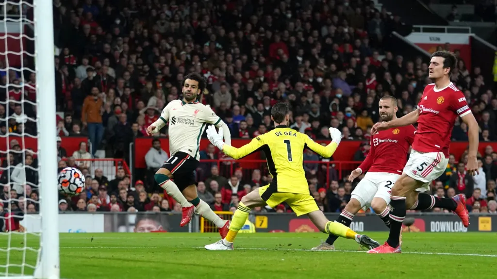 Mohamed Salah z Liverpoolu (vlevo) překonává Davida de Geu