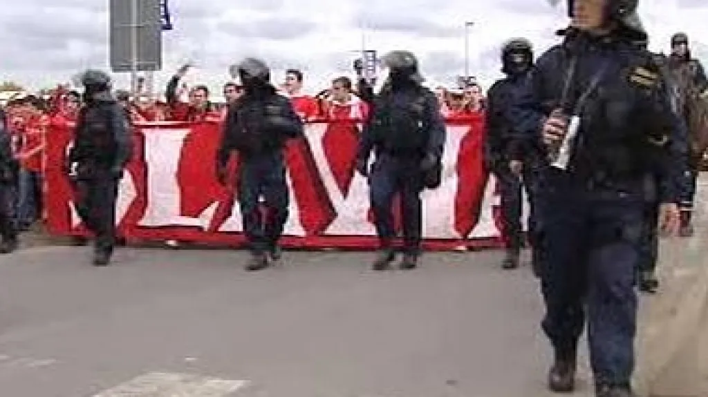 Fanoušci pražské Slavie v doprovodu policistů