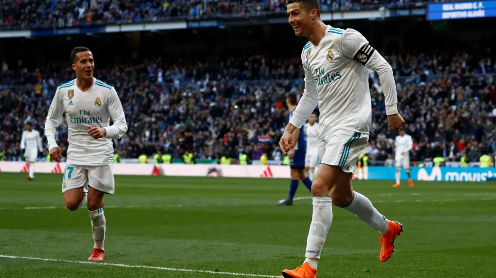 Cristiano Ronaldo (vpravo) slaví gól Realu Madrid