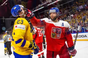 Radko Gudas v rozmíšce s Oliverem Ekmanem-Larssonem
