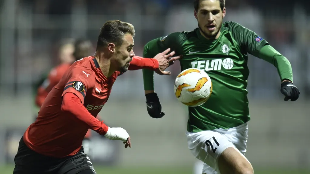 Jablonecký Vojtěch Kubista  (vpravo) v utkání s Rennes