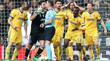 Brankář Juventusu Turín Gianluigi Buffon se hádá s rozhodčím Michaelem Oliverem