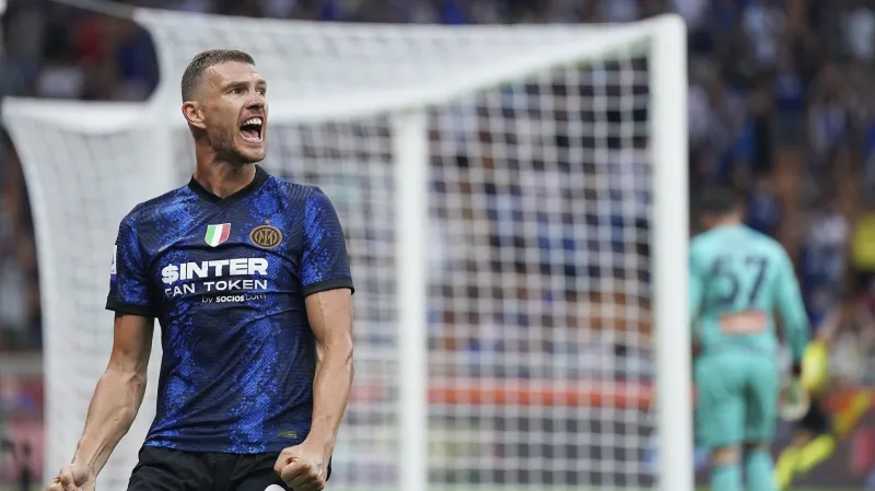 Edin Džeko se raduje z gólu