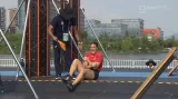 Nedokončená sestava parkouristky Adély Měrkové ve freestylu