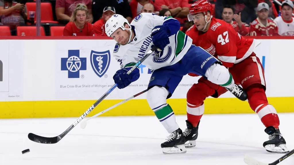 Martin Frk z Detroitu (vpravo) se snaží zastavit Dereka Dorsetta z Vancouveru