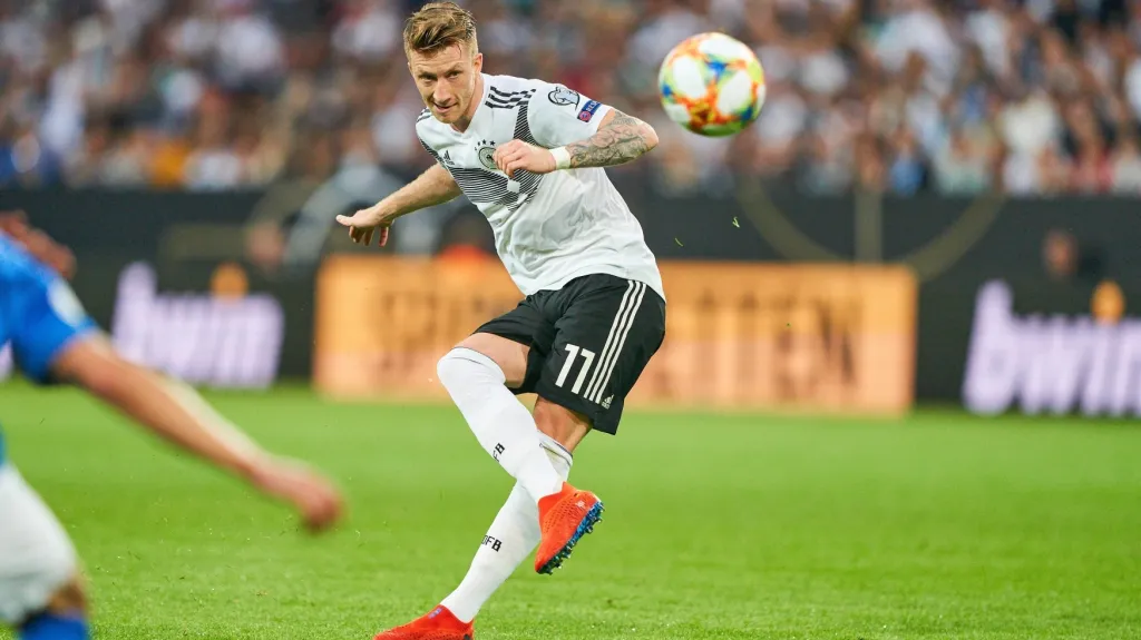 Německý záložník Marco Reus dává gól Estonsku