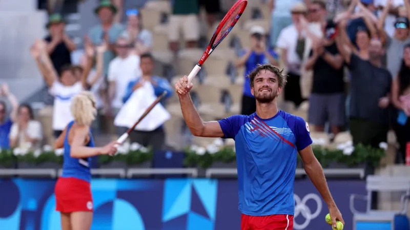 Tomáš Macháč a Kateřina Siniaková oslavují postup do čtvrtfinále Her