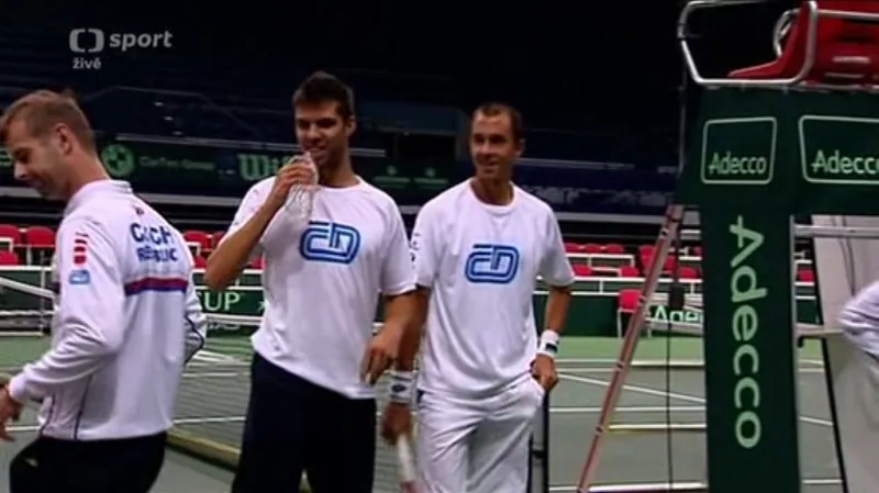 Vstup Markéty Pernické před utkáním Štěpánek - Haas