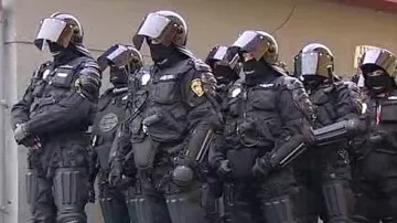Policejní těžkooděnci
