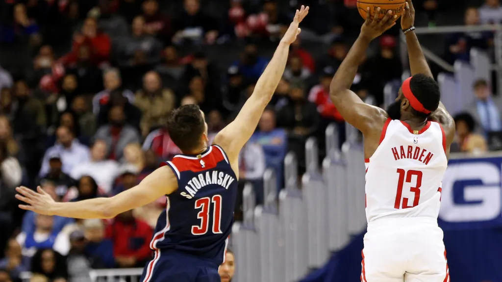 Tomáš Satoranský z Washingtonu se snaží zblokovat Jamese Hardena z Houstonu