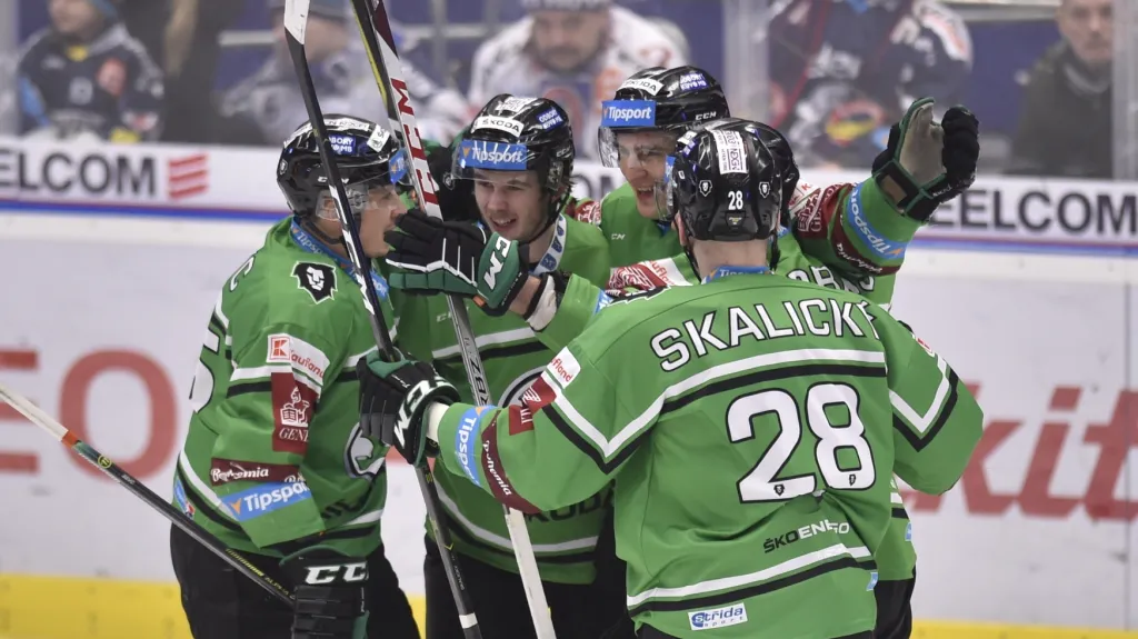 Hokejisté Mladé Boleslavi se radují z gólu na ledě Vítkovic