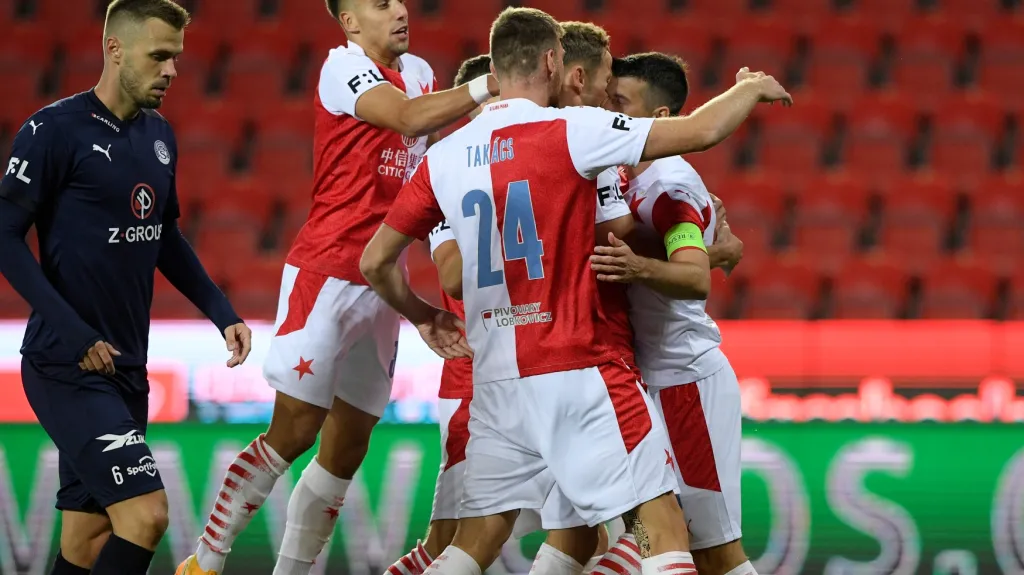 Fotbalisté Slavie se radují z gólu v síti Slovácka