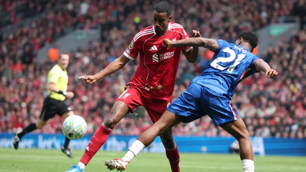 Alexander Isak a Jorrel Hato v zápase Chelsea s Liverpoolem