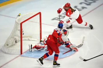 Dánská hráčka Silke Gludová dává gól do české sítě