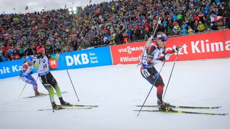 Ondřej Moravec (vepředu) v závodu s hromadným startem