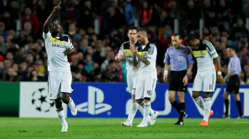 Fotbalisté Chelsea se radují z prvního gólu Ramirese