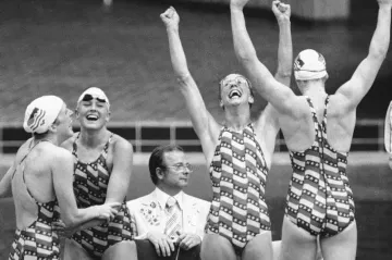 Radost americké štafety z vítězství v závodě na 4× 100 metrů volným způsobem