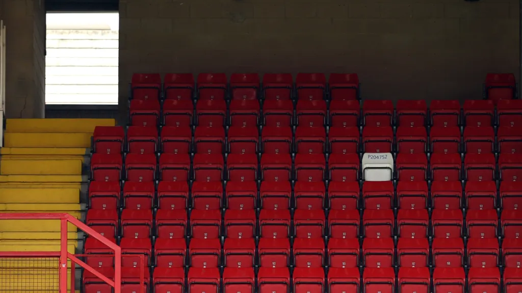 Bílé sedadlo Keitha Palmera na stadionu Charltonu Athletic