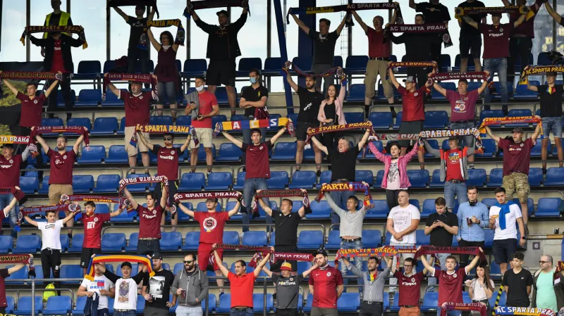 Fanoušci Sparty při utkání s omezením kvůli koronaviru