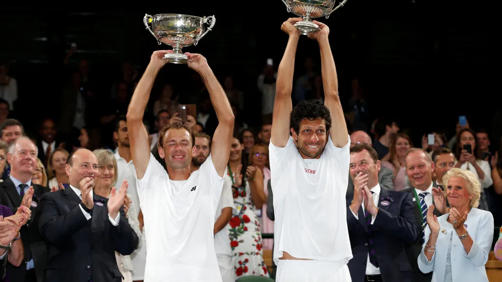 Polák Lukasz Kubot a Brazilec Marcelo Melo se radují z triumfu na Wimbledonu