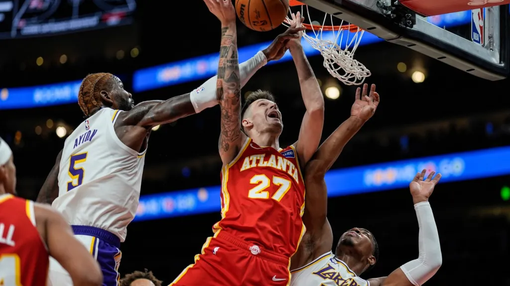 Vít Krejčí v duelu s LA Lakers