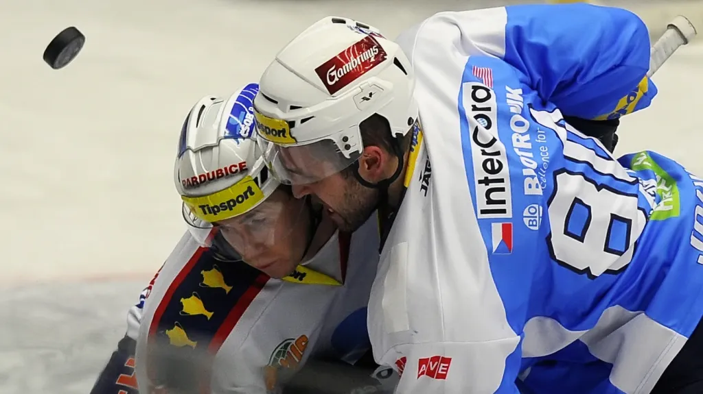 Johnson z Plzně (vpravo) a Semorád z Pardubic