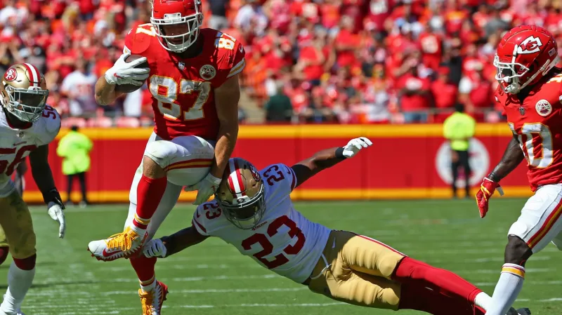 Travis Kelce uniká obraně San Francisca
