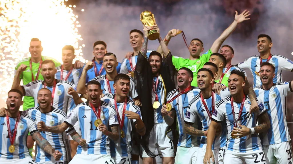 Argentinci v čele s Lionelem Messim s nejcennější trofejí