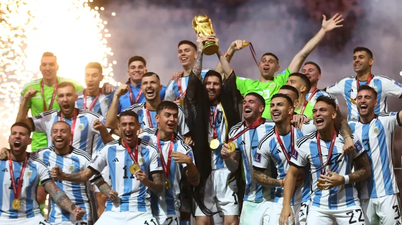 Argentinci v čele s Lionelem Messim s nejcennější trofejí