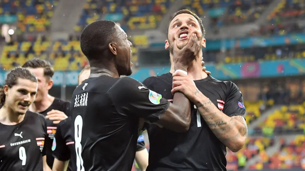 Kapitán Rakouska Alaba krotí svého spoluhráče Arnautovice