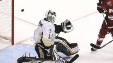 Brent Johnson brání střelu Wojtka Wolskiho