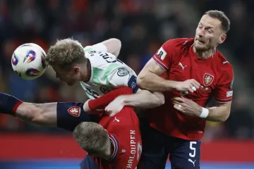 Vladimír Coufal v souboji v utkání proti Irsku