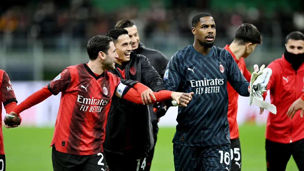 Hráči AC Milán oslavují výhru