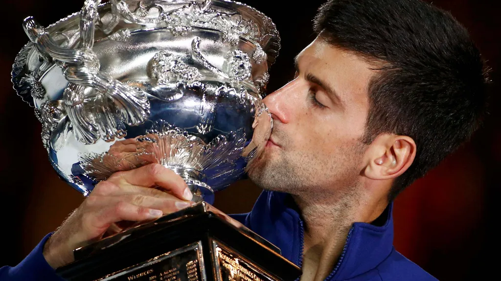 Novak Djokovič s trofejí pro vítěze Australian Open