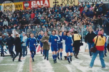 Slavící fotbalisté Sigmy Olomouc po vítězství nad Hamburkem v roce 1991